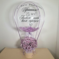 Композиция шар и цветы в шляпной коробке с надписью